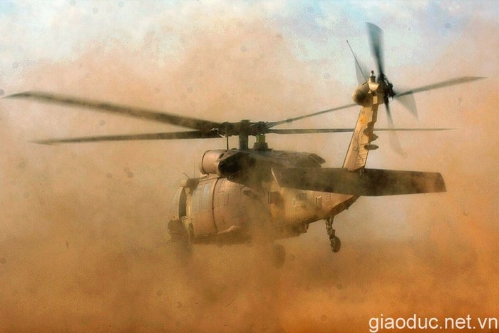 Chiếc UH-60 Blackhawk cuốn bụi mù mịt khi bắt đầu cất cánh rời khỏi khu vực giả định.